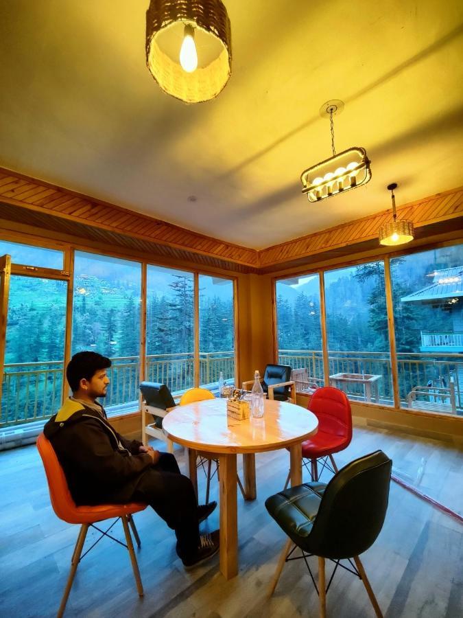 The Woodpecker Inn & Cafe, Jibhi Exteriör bild