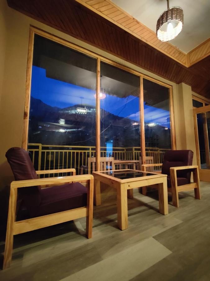 The Woodpecker Inn & Cafe, Jibhi Exteriör bild
